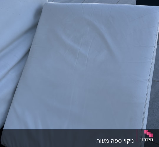 כרית ספה לבנה על רצפה מרוצפת